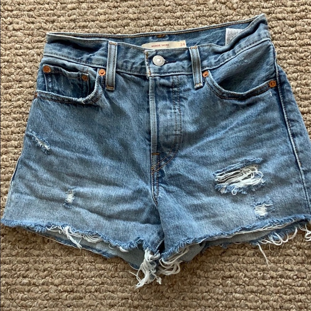 High rise Levi’s shorts